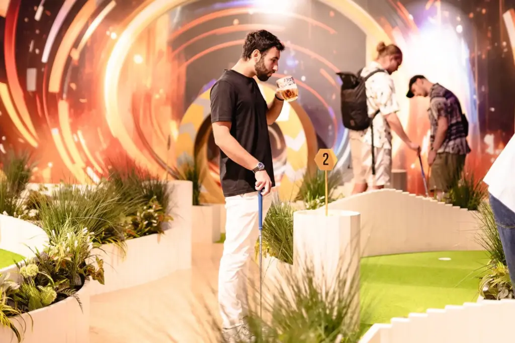 Neon-Minigolf im LEVELS Prague